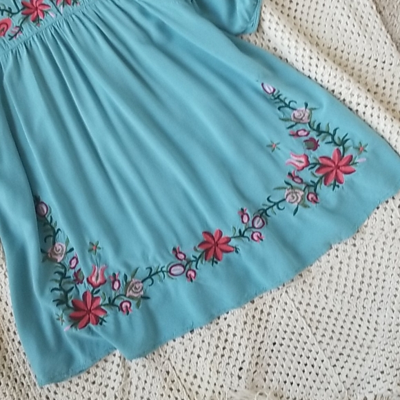 🌺 Embroidered Tunic Top - Picture 6 of 7